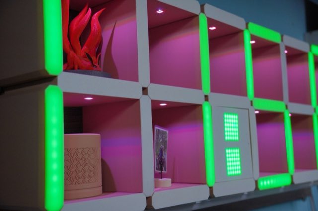 ĐỘ LẠI GÓC LÀM VIỆC: Kệ đồng hồ thông minh In 3D kết hợp AI Lisa